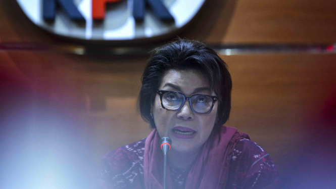 Wakil Ketua KPK Basaria Panjaitan memberikan keterangan