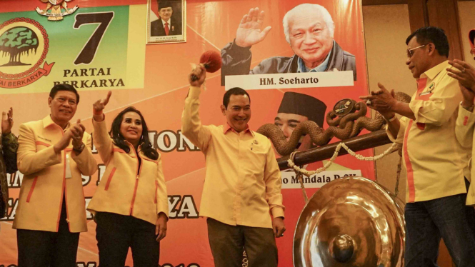 Ketua Umum Partai Berkarya Hutomo Mandala Putra atau Tommy Soeharto (ketiga kiri)