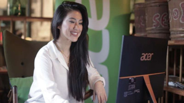 Sosial media influencer, Tyna Kanna Mirdad di depan dekstop Acer Aspire