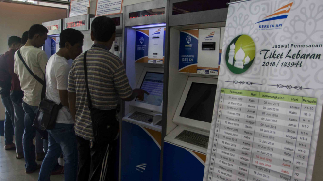 Sejumlah calon penumpang melakukan pemesanan tiket kereta api.