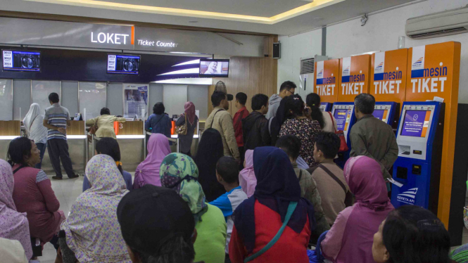 Sejumlah calon penumpang melakukan pemesanan tiket kereta api mudik Lebaran.