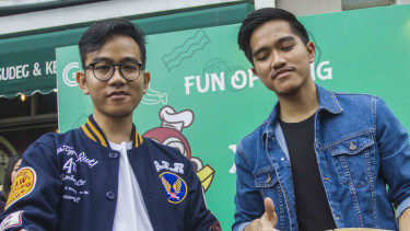 Putra pertama dan putra bungsu Presiden Joko Widodo, Gibran Rakabuming (kiri) dan Kaesang Pangarep (kanan)