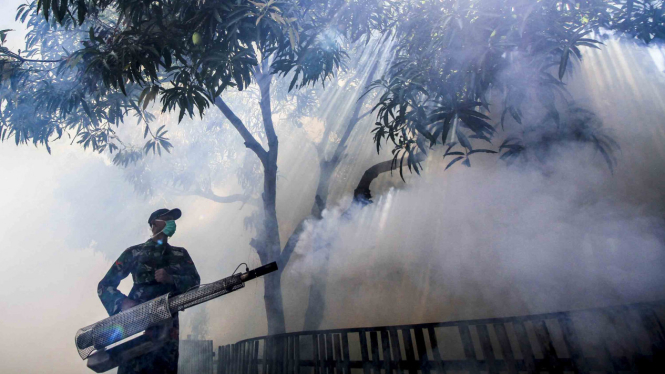 Pengasapan (fogging) di daerah endemis Deman Berdarah Dengue (DBD)