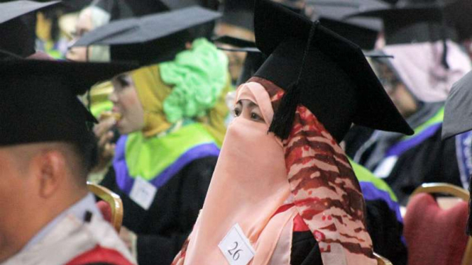 Hayati Syafri, dosen pada IAIN Kota Bukittinggi di Sumatra Barat, diwisuda sebagai doktor oleh kampusnya pada Jumat, 16 Maret 2018.