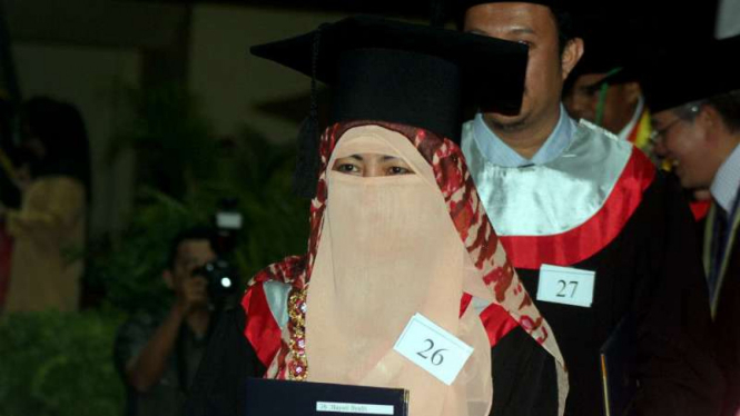 Hayati Syafri, dosen pada IAIN Kota Bukittinggi di Sumatra Barat, diwisuda sebagai doktor oleh kampusnya pada Jumat, 16 Maret 2018.