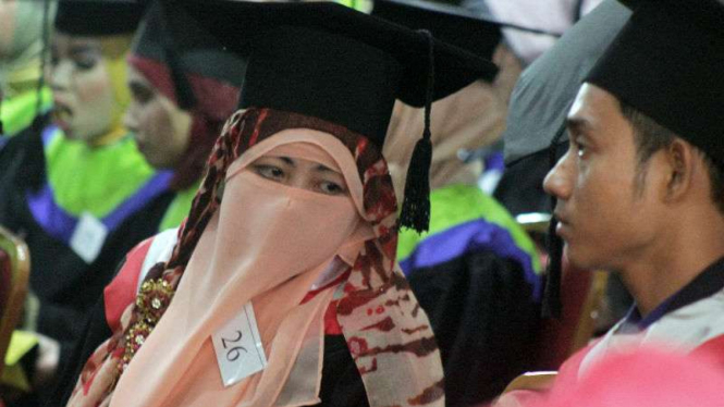 Hayati Syafri, dosen pada IAIN Kota Bukittinggi di Sumatra Barat, diwisuda sebagai doktor oleh kampusnya pada Jumat, 16 Maret 2018.
