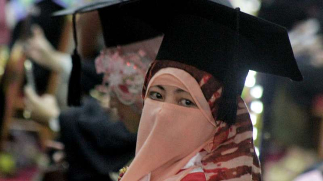 Hayati Syafri, dosen pada IAIN Kota Bukittinggi di Sumatra Barat, diwisuda sebagai doktor oleh kampusnya pada Jumat, 16 Maret 2018.