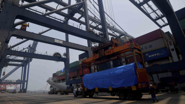 Bongkar Muat di Jakarta International Container Terminal (JICT)