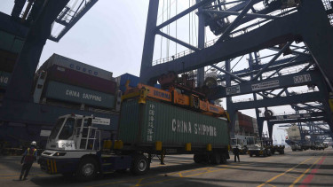 Bongkar Muat di Jakarta International Container Terminal (JICT)