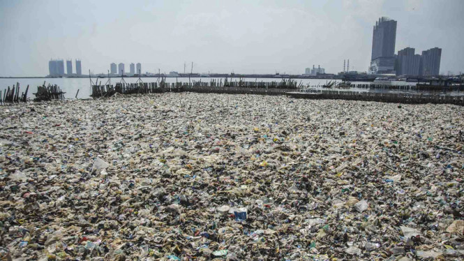 Tumpukan sampah di kawasan teluk Jakarta