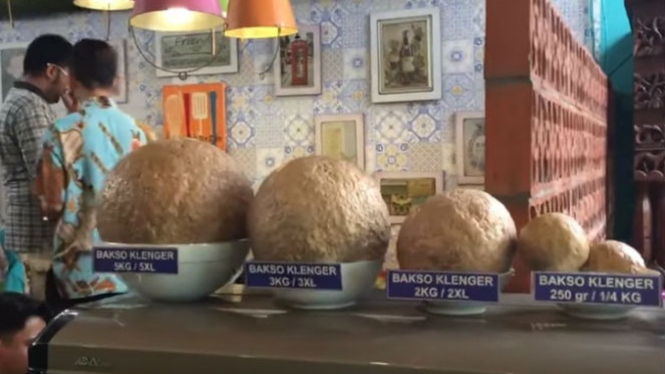 Bakso raksasa.