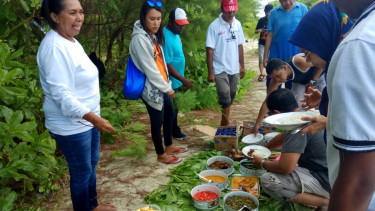 Makan siang di Pulau Adranan