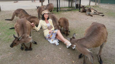 Berpose bersama kawanan kanguru di Ballarat Wildlife Park, Australia. 