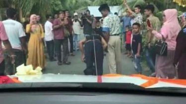 Aksi Teuku menarik mobil kekasihnya ke prosesi pernikahan di Aceh.