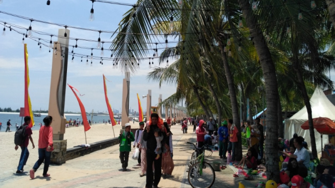 Suasana di pantai Ancol. 