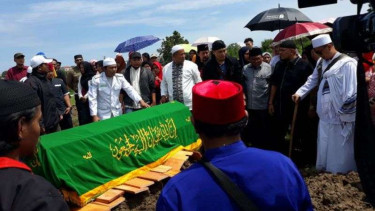 Suasana pemakaman istri kedua Opick