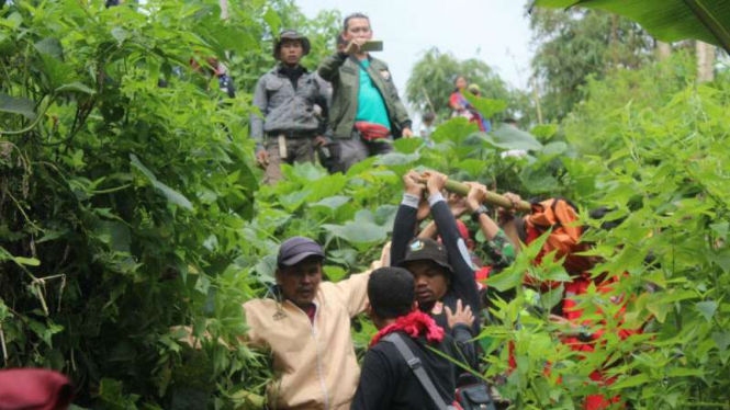 Tim SAR mengevakuasi satu jenazah korban tenggelam di air terjun Teko di Gunung Papandayan, Kabupaten Garut, Jawa Barat, pada Senin, 19 Maret 2018.