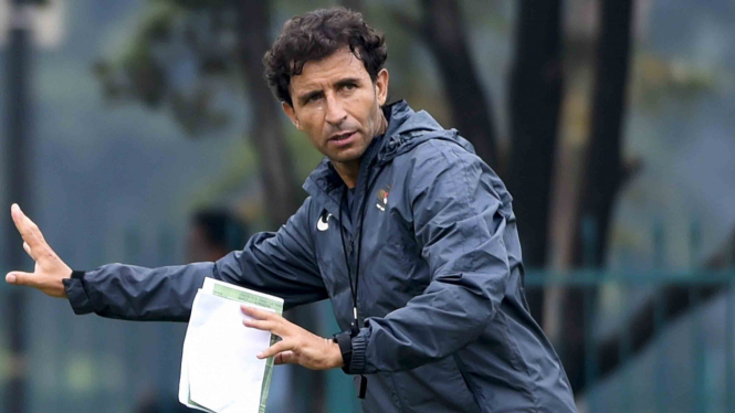 Pelatih Luis Milla memimpin sesi latihan Timnas U23