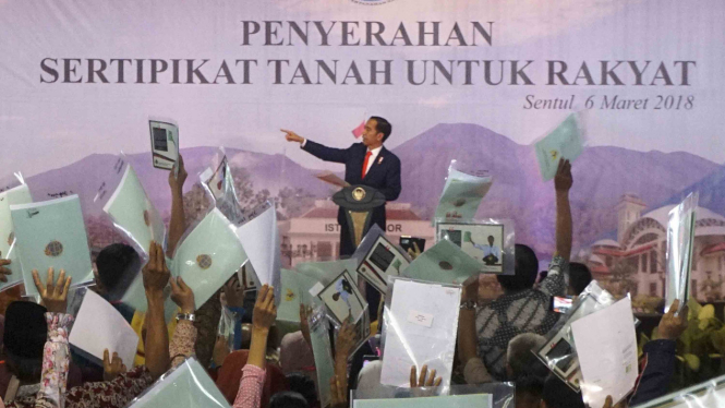 Kegiatan bagi-bagi sertifikat oleh Presiden Joko Widodo