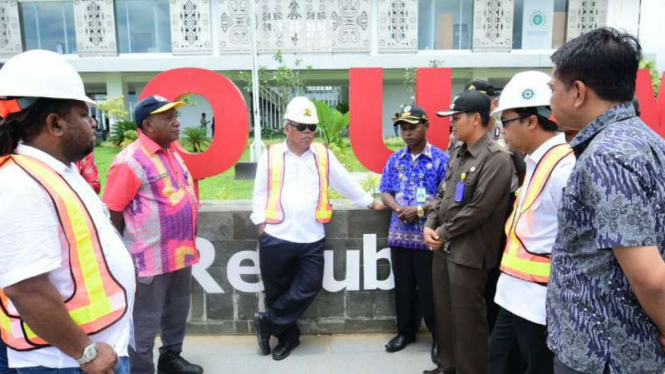 Menteri PUPR Basuki Hadimuljono (Tengah).