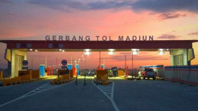 Gerbang Tol Madiun jalan tol Ngawi-Kertosono.