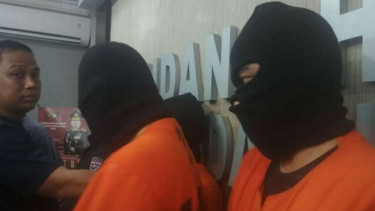 Polisi merilis para tersangka dan barang bukti hasil penangkapan komplotan peretas dan pembobol kartu kredit warga luar negeri di Surabaya pada Selasa, 20 Maret 2018.