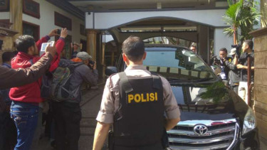 Polisi mengamankan tim KPK yang menggeledah rumah wali kota nonaktif Malang, Moch Anton, di kawasan Tlogomas, Kecamatan Lowokwaru, pada Selasa siang, 20 Maret 2018.