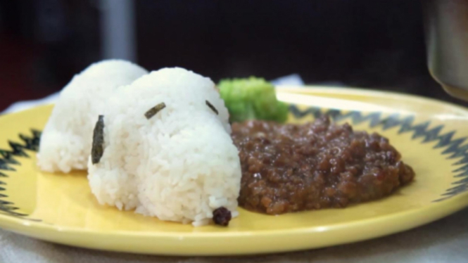 Hidangan di Snoopy Cafe.