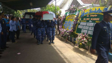  Jenazah Kolonel Penerbang M Jusuf Hanafie tiba di rumah duka di Jalan Dirgantara C4 nomor 37, Lesanpuro, Kedungkandang, Kota Malang, Jawa Timur, pada Rabu, 21 Maret 2018.