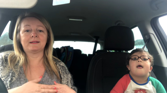 50 ibu dan anak down syndrome menyanyikan lagu A Thousand Years di mobil
