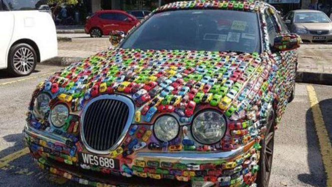 Jaguar dimodif aneh.