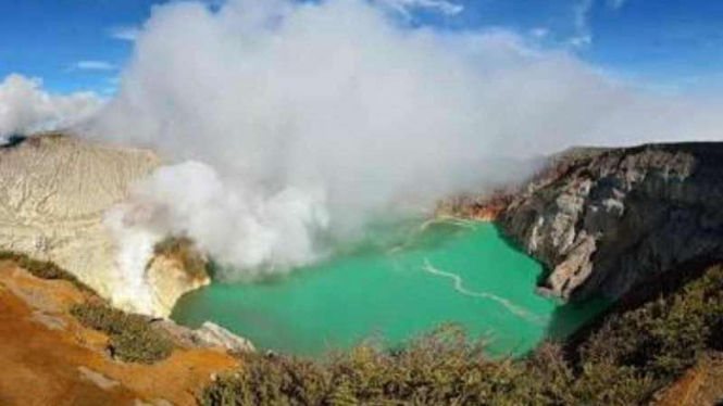 Kawah di puncak Gunung Ijen.
