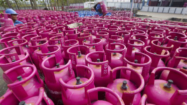 Pekerja menata tabung Liquefied Petroleum Gas (LPG) Bright Gas 5,5 kilogram
