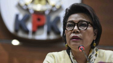 Wakil Ketua KPK Basaria Panjaitan (kanan)