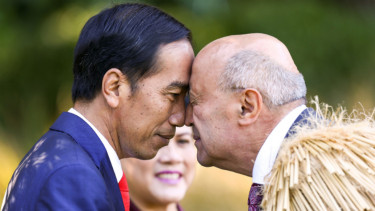 Presiden Joko Widodo melakukan salam Hongi dengan tetua Suku Maori.