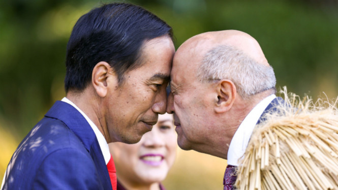 Presiden Joko Widodo melakukan salam Hongi dengan tetua Suku Maori.