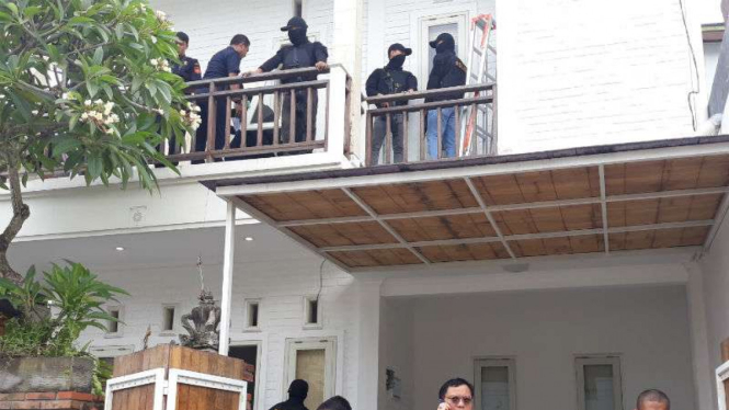 Polisi menggerebek sebuah rumah mewah di Perumahan Umum Pesona Paramita 2, Jalan Tunjung Sari, Denpasar, Bali pada Kamis, 22 Maret 2018.