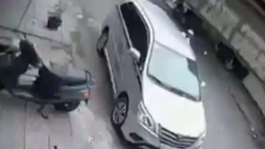 Detik-detik penumpang mobil buka pintu sembarangan