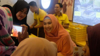 Cara Oki Setiana Dewi Manjakan Penggemar