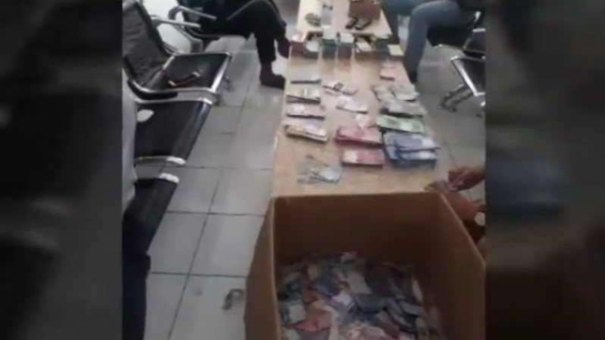 Dua kardus uang palsu yang dibawa Mujiono SE ke BCA.