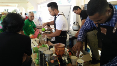 Situasi minum kopi bersama di lapangan Motang Rua Ruteng, Manggarai, NTT, beberapa waktu lalu (Foto ilustrasi).