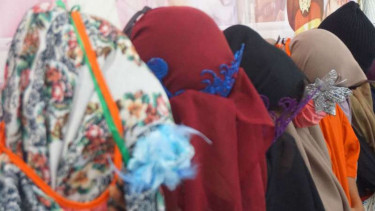 Tujuh PSK yang ditangkap polisi di sejumlah lokasi di di Aceh Besar dan Banda Aceh saat digelandang ke kantor polisi Banda Aceh pada Jumat, 23 Maret 2018.