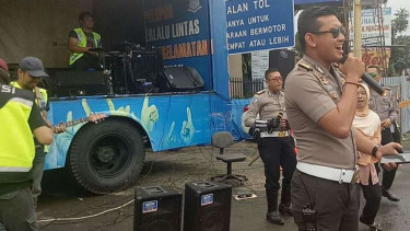 Polisi di Puncak main band untuk hibur pengendara.