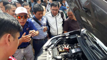 Uji kir secara gratis untuk mobil taksi online yang difasilitasi Kementerian Perhubungan di Medan, Sumatra Utara, pada Sabtu, 24 Maret 2018.
