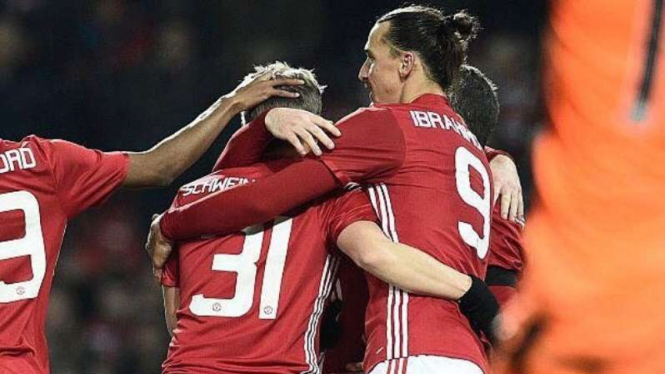 Bastian Schweinsteiger dan Ibrahimovic ketika jadi pilar MU.