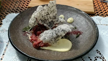 Kangaroo Tartare, masakan berbahan daging kanguru dengan sajian kerupuk wijen, buah beri, dan krim oyster.