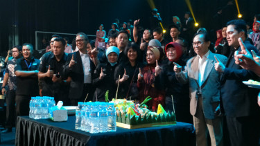 Suasana potong tumpeng HUT ke-25 ANTV