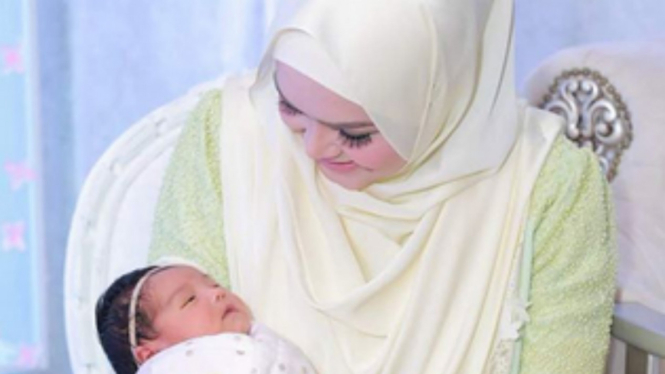 Siti Nurhaliza menggendong putri sulungnya, Siti Aafiyah