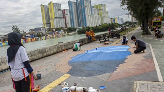 Sejumlah siswa membantu mempercantik kampung warna warni Danau Sunter