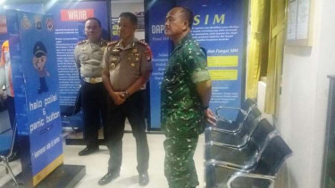 Panglima Divisi I Kostrad Mayjen Ainurahman membuat SIM di Polres Depok